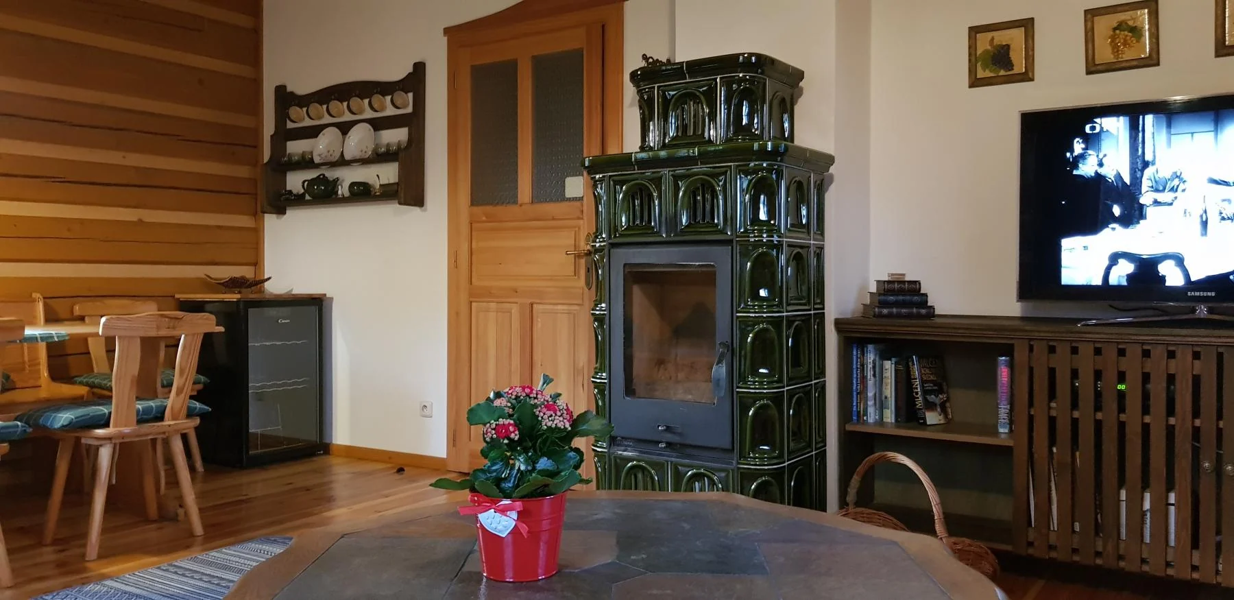 Zelená kachlová kamna v roubence